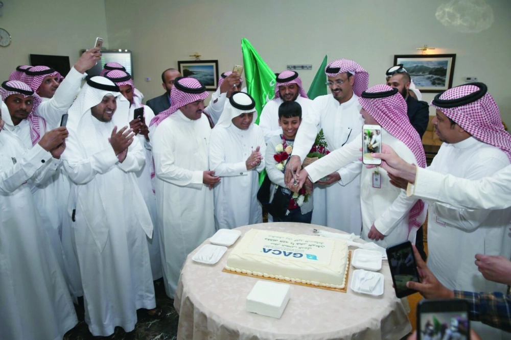 من استقبال الطالب مشعل السواط في مطار الطائف أمس                   (مكة)