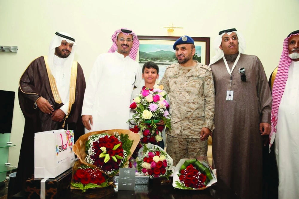 من استقبال الطالب مشعل السواط في مطار الطائف أمس  (مكة)