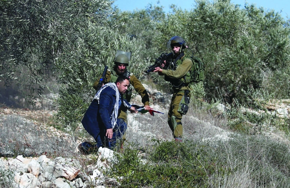 جنود الاحتلال يعتقلون فلسطينيا قرب نابلس                  (أ ف ب)