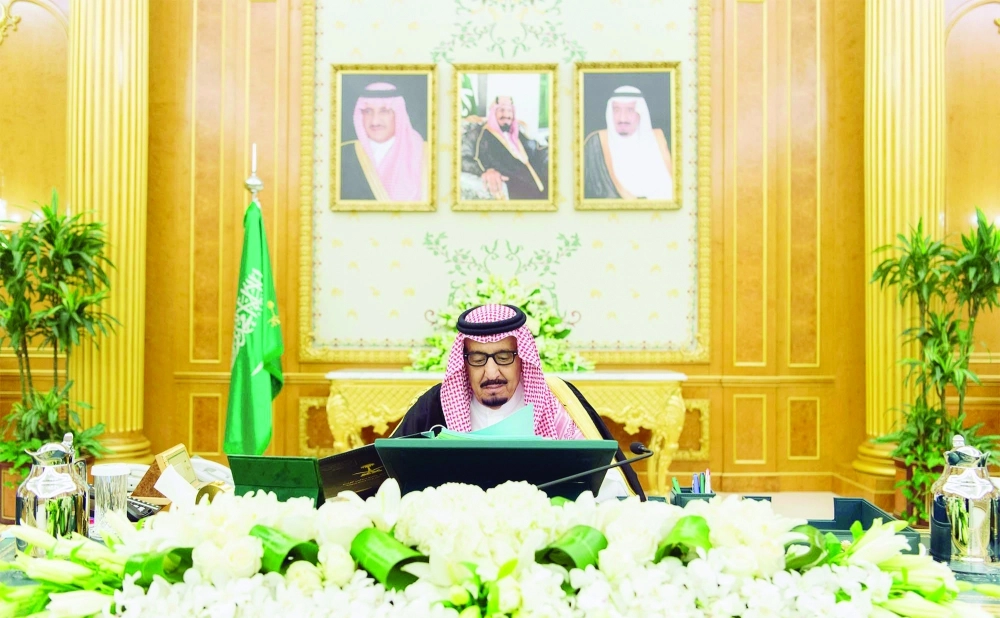 الملك سلمان مترئسا جلسة المجلس في قصر اليمامة بالرياض اليوم (واس)