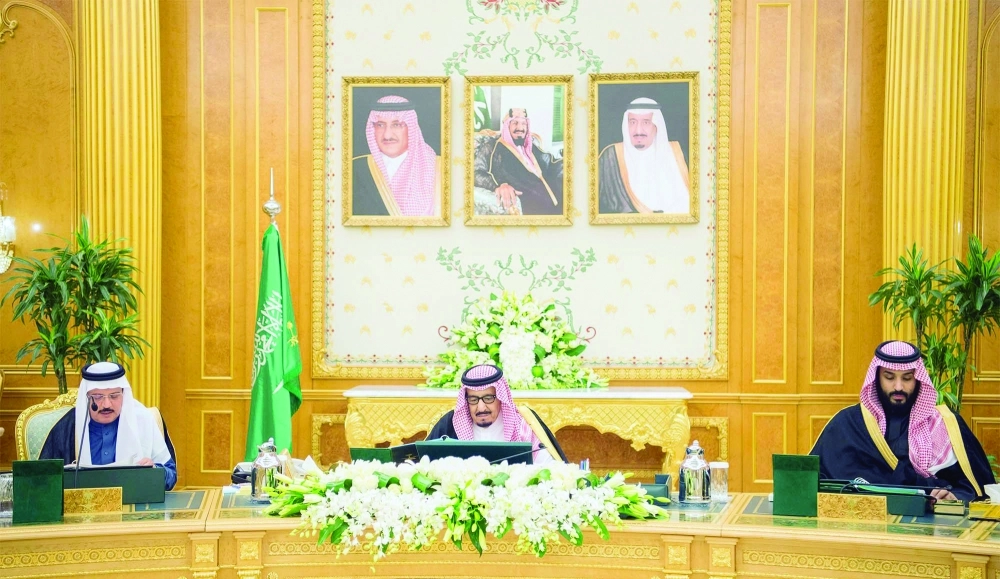 الملك سلمان مترئسا جلسة المجلس في قصر اليمامة بالرياض اليوم بحضور ولي ولي العهد (واس)