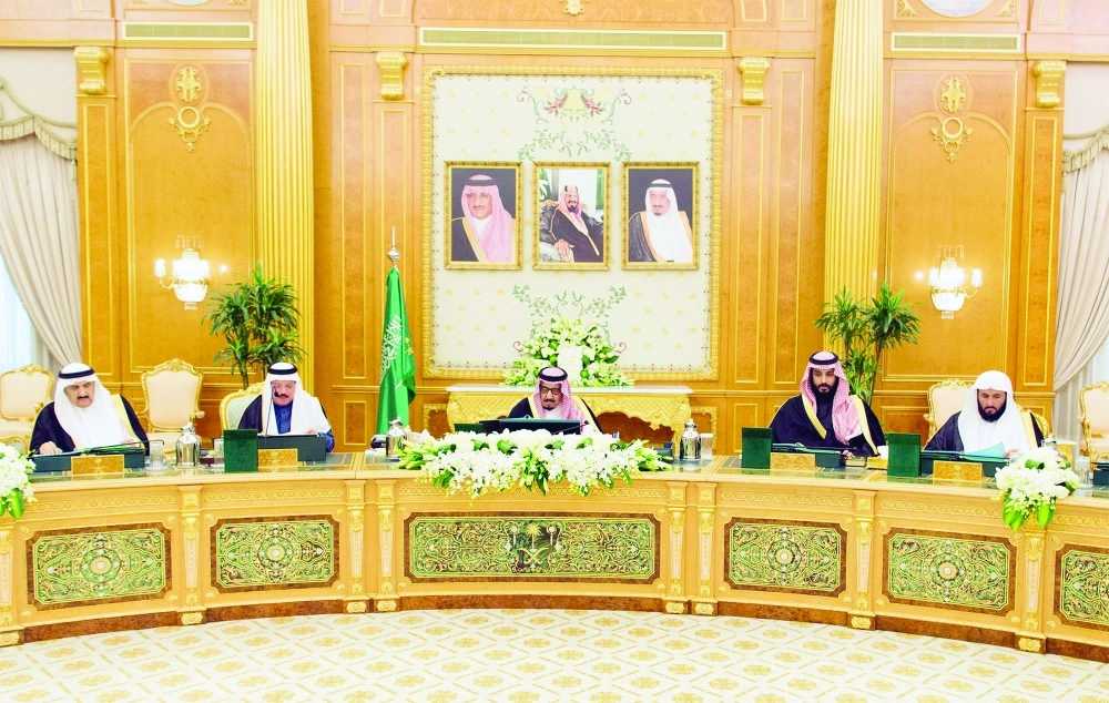 الملك سلمان مترئسا جلسة المجلس في قصر اليمامة بالرياض اليوم بحضور ولي ولي العهد (واس)