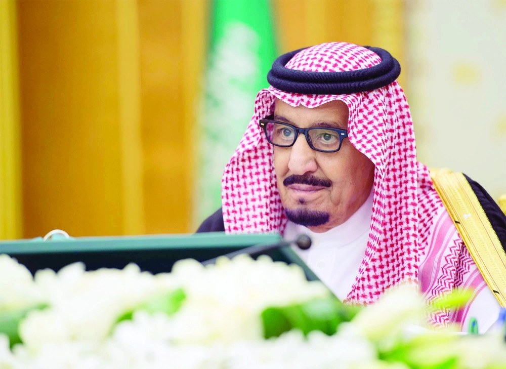 الملك سلمان مترئسا جلسة المجلس في قصر اليمامة بالرياض اليوم (واس)