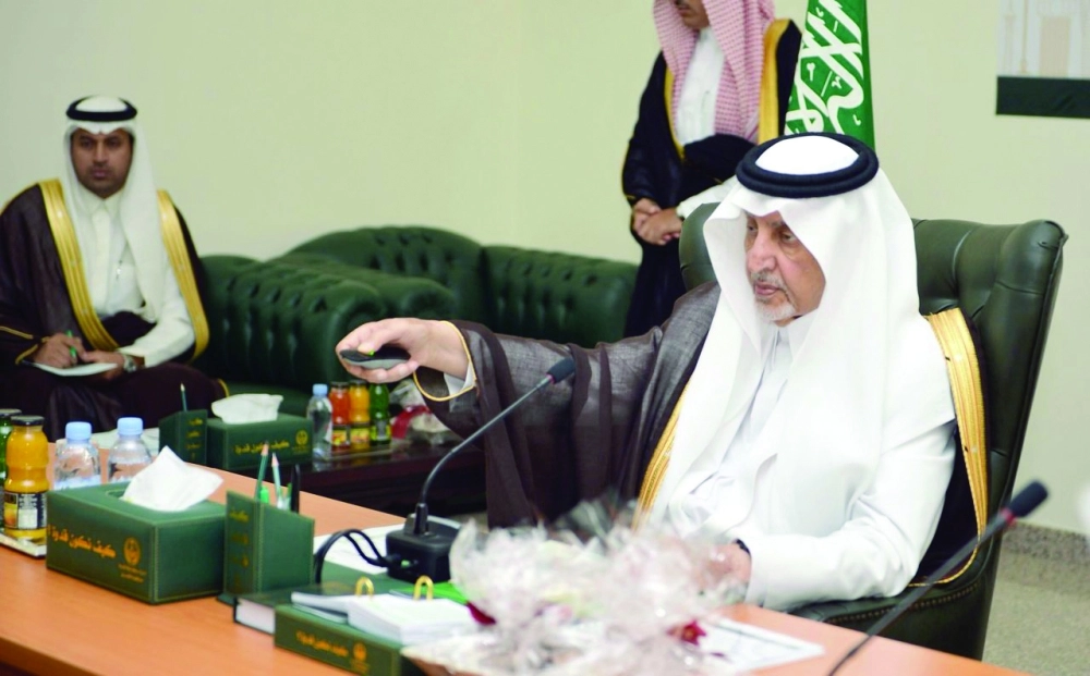 خالد الفيصل خلال الزيارة أمس                            (مكة)