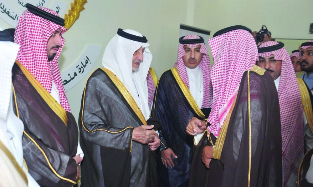 .. ويستمع لأحد أهالي الكامل وخليص 