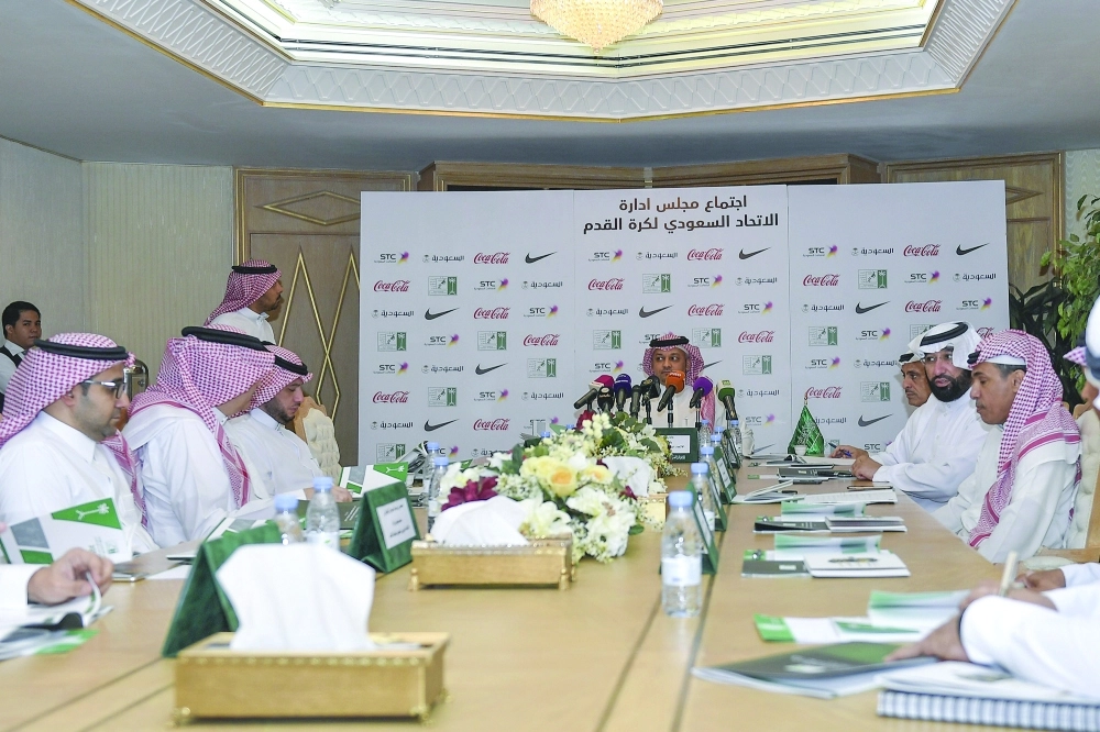 الاجتماع الأول لاتحاد كرة القدم المنتخب أمس                                                      (محمد مشهور)