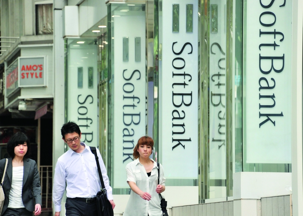 يابانيون بجانب أحد مقرات سوفت بنك (مكة)