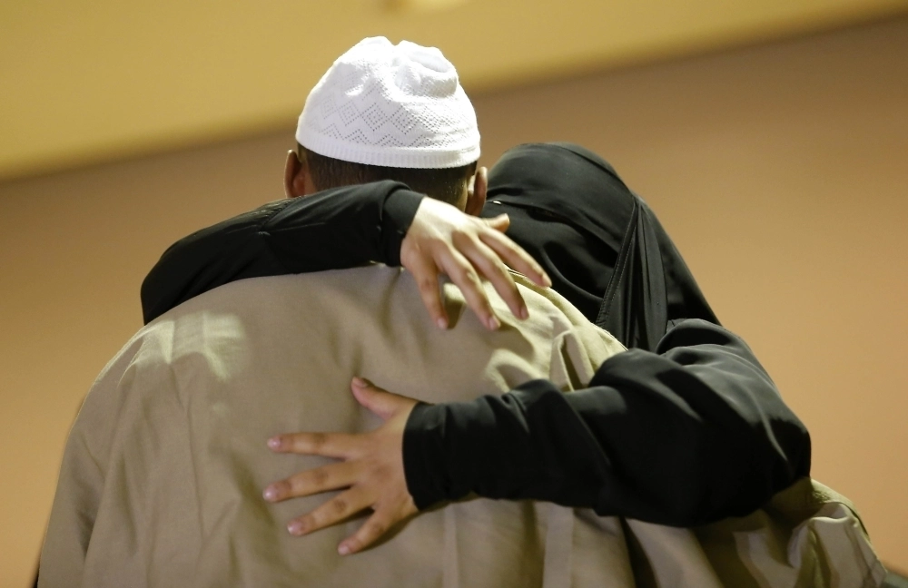 سالم بن كناد في عناق حار مع أحد أفراد أسرته.. (محمد مشهور) 