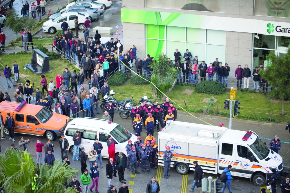 وصول فرق الإنقاذ التركية للموقع 