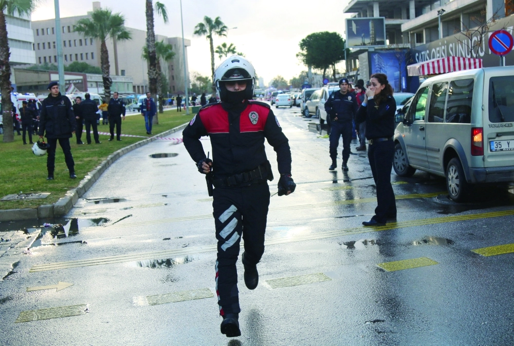 شرطة تركية تؤمن منطقة الانفجار (رويترز)