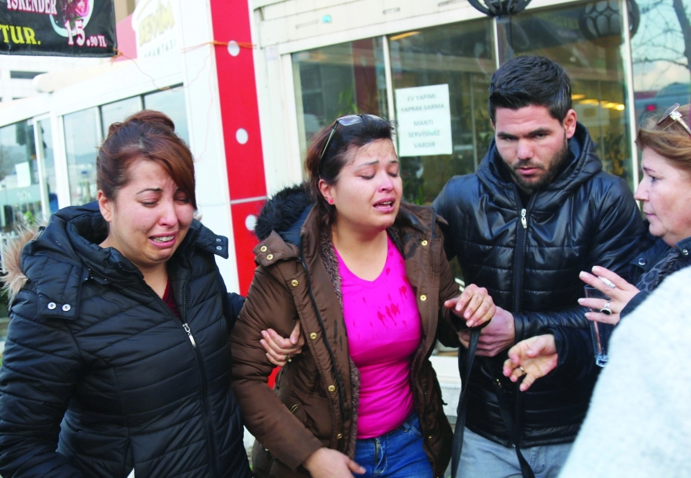 .. وسيدتان تبكيان بعد التفجير