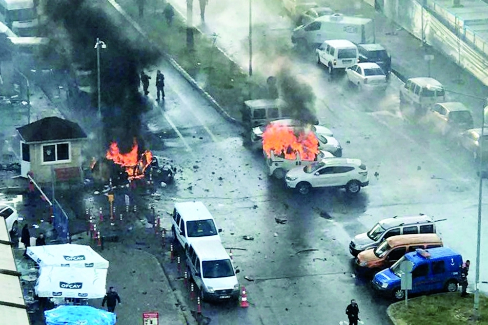 سيارات تحترق بعد التفجير قرب محكمة في إزمير أمس                (إ ب أ)