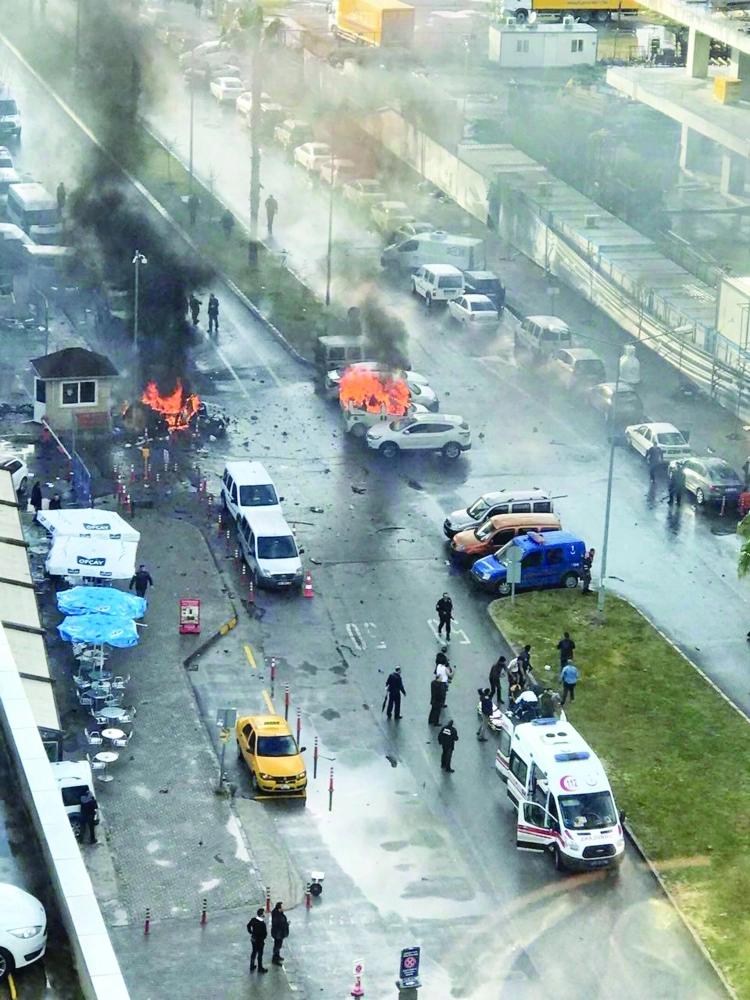     حريق في سيارات بعد الانفجار بإزمير أمس (إ ب أ)