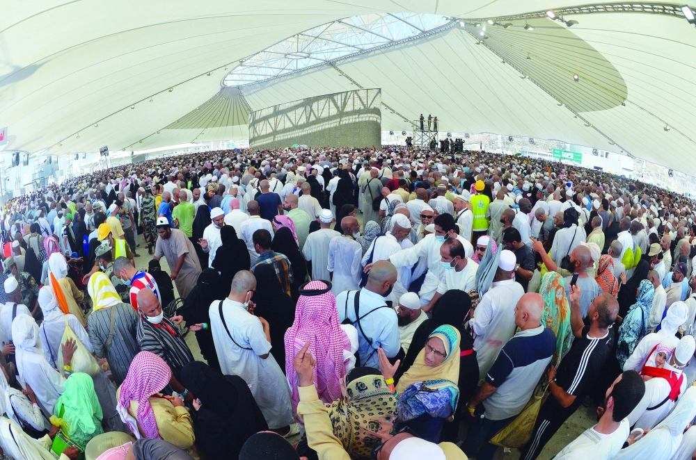 حجاج يرمون الجمرات في أحد المواسم الماضية  (مكة)