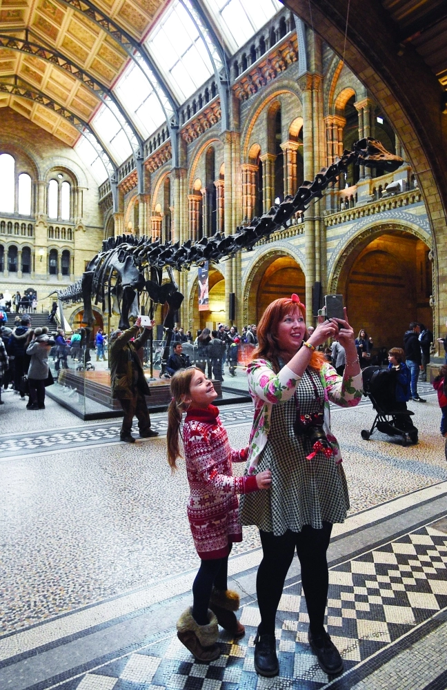 زائرتان تلتقطان  «سيلفي» مع ديبي  (إ ب أ)