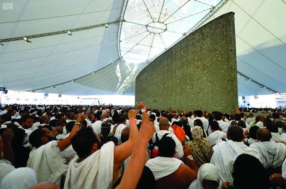 حجاج يرمون الجمرات الموسم الماضي                                                            (مكة)