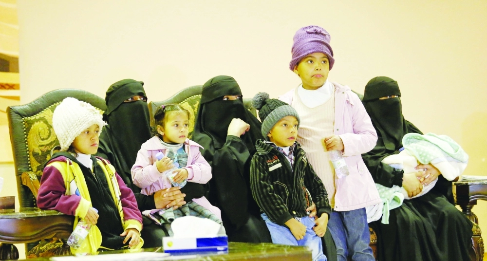 بعض عائلات العائدين خلال استقبالهم في المطار