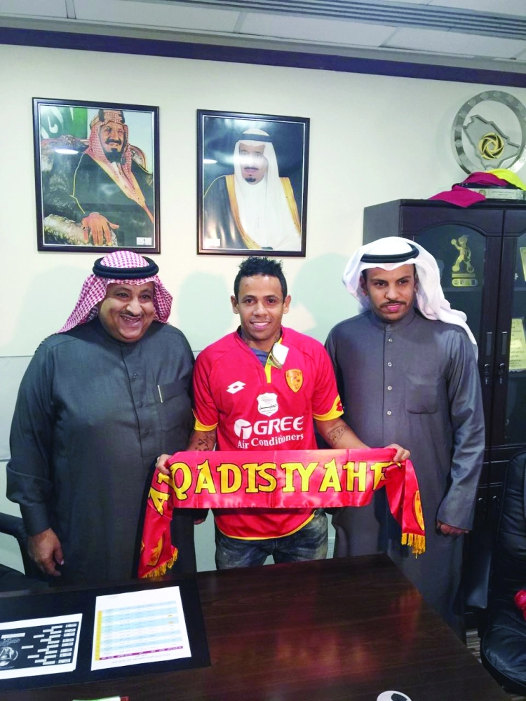 إلتون بشعار القادسية عقب وصوله الخبر أمس                                          (مكة)