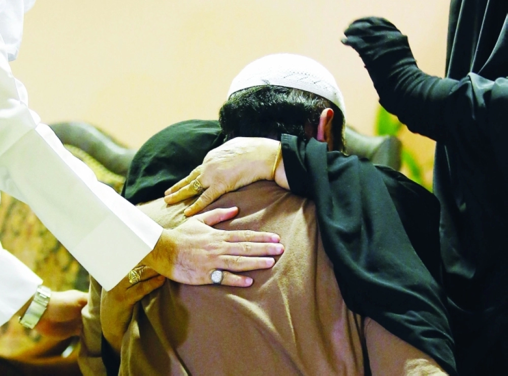 عبدالله الشبلي محتضنا والدته