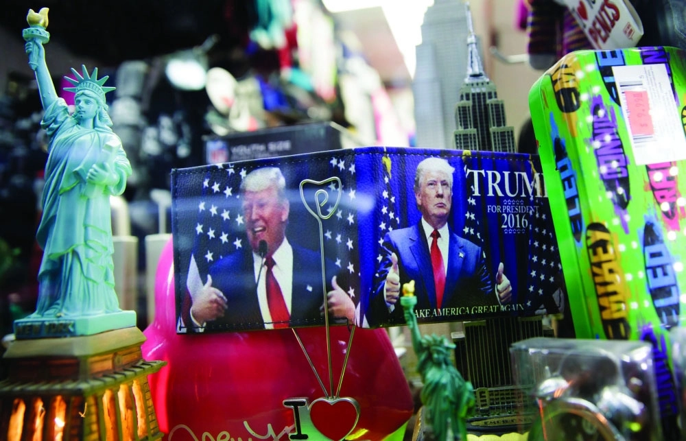 تذكارات عن ترامب معروضة في محل تجاري بنيويورك           (إ ب أ)