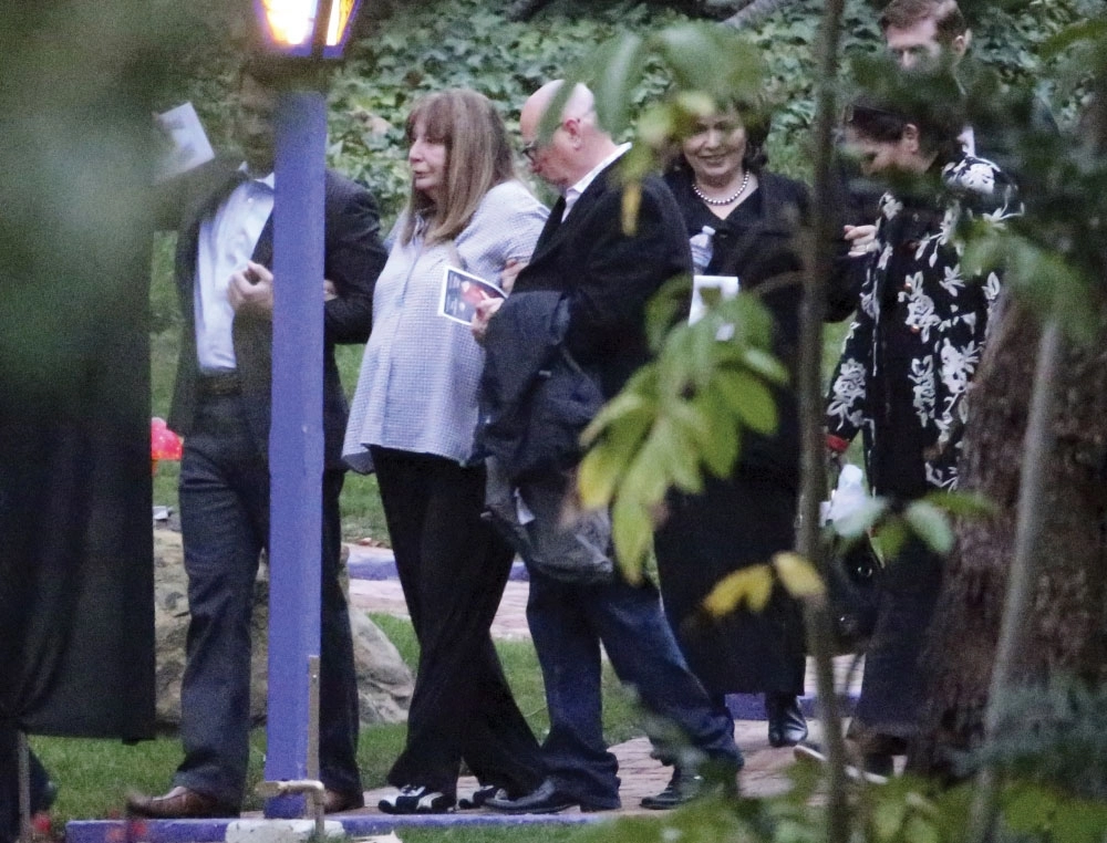 عدد من نجوم هوليوود يودعون رينولدز وكاري       (أ ب)