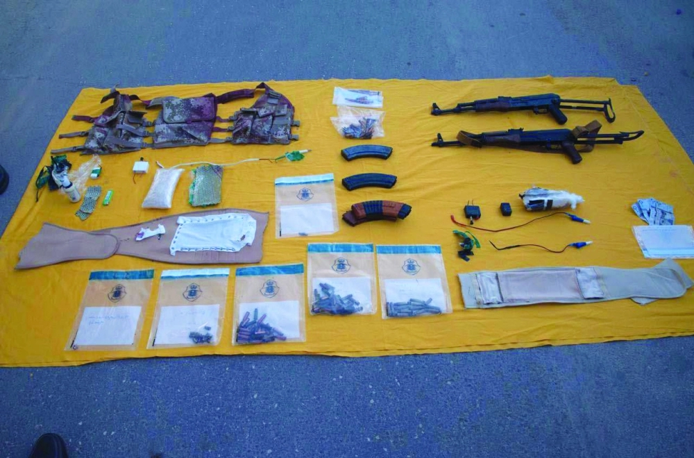 الأسلحة والأحزمة والمبالغ التي ضبطت مع المطلوبين                                             (واس)