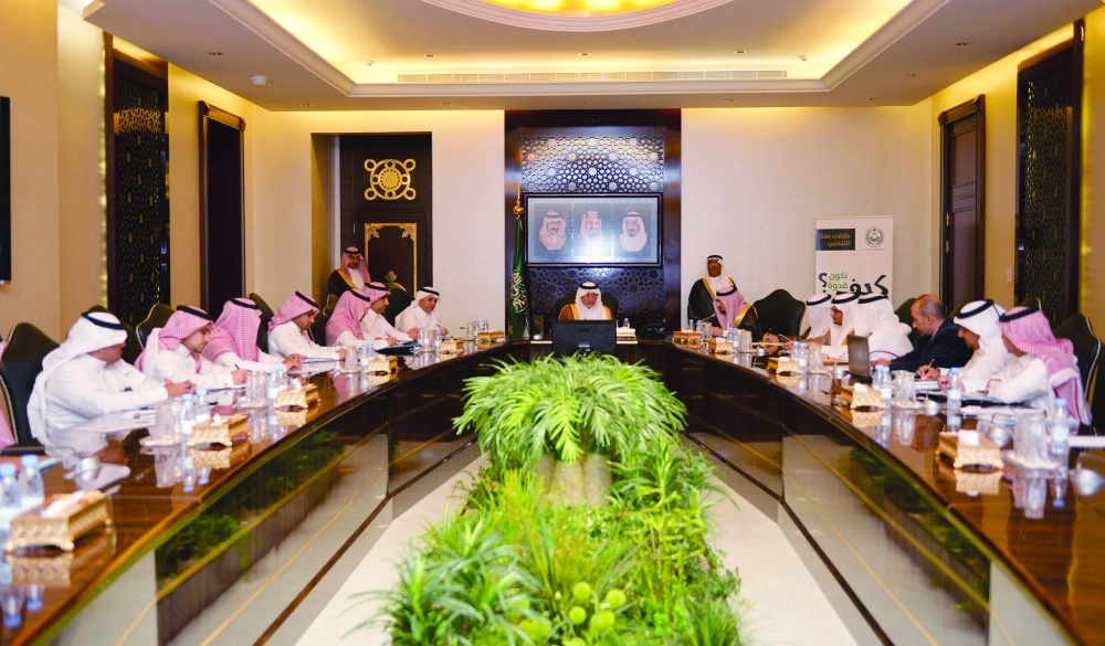 خالد الفيصل خلال ترؤسه اجتماعا بممثلي الجهات الحكومية أخيرا                                                                                                                                                        (مكة)