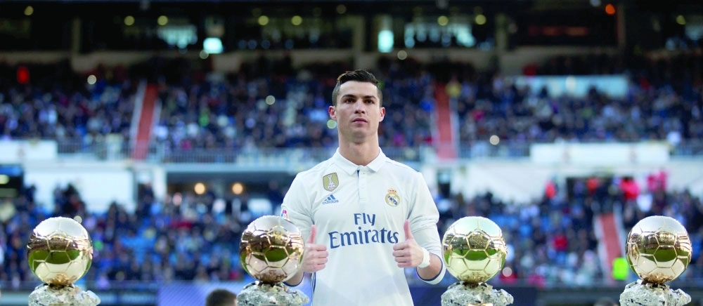 رونالدو يستعرض الكرات الذهبية الأربع في وسط ملعب سانتياجو برنابيو                                        (رويترز)