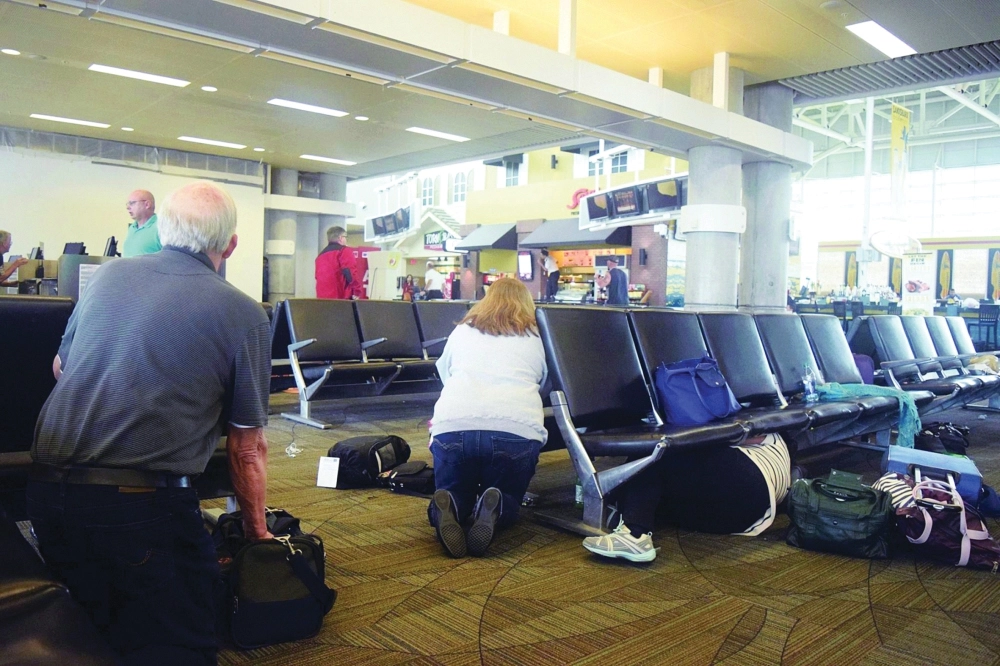 مسافران يحتميان بالمقاعد عقب إطلاق النار                                              (رويترز)