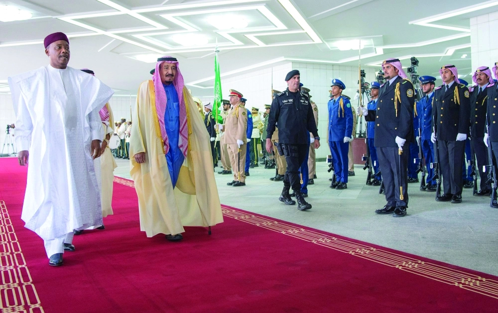 الملك سلمان وإيسوفو محمدو يستعرضان حرس الشرف  (واس)