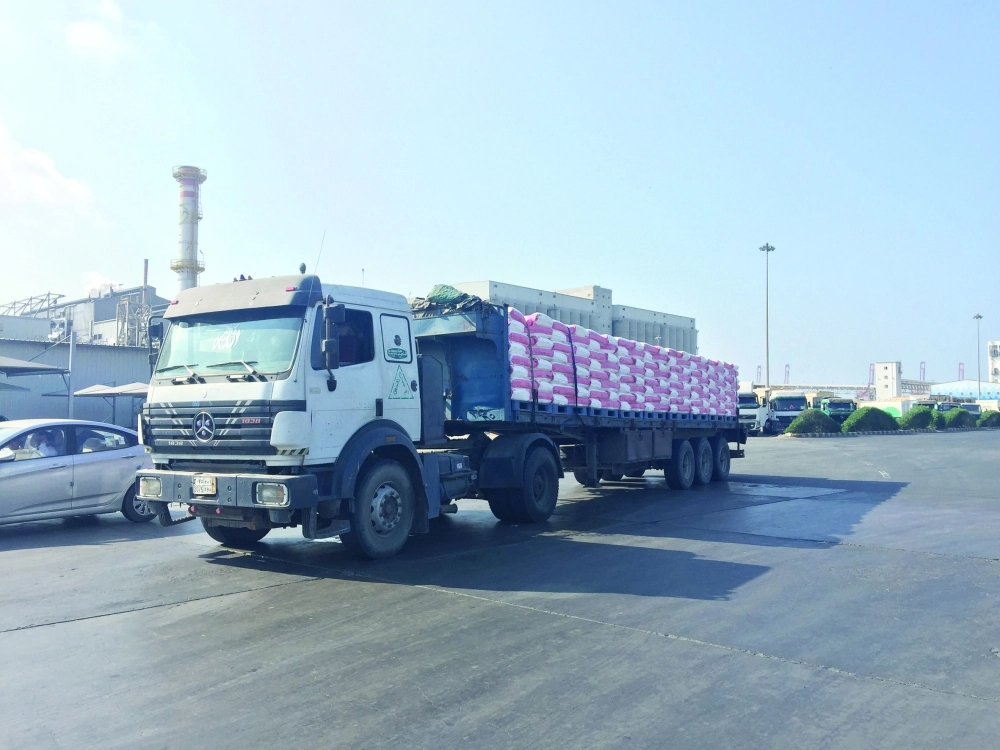 شاحنة محملة بالدقيق خلال خروجها من المؤسسة          (مكة)  