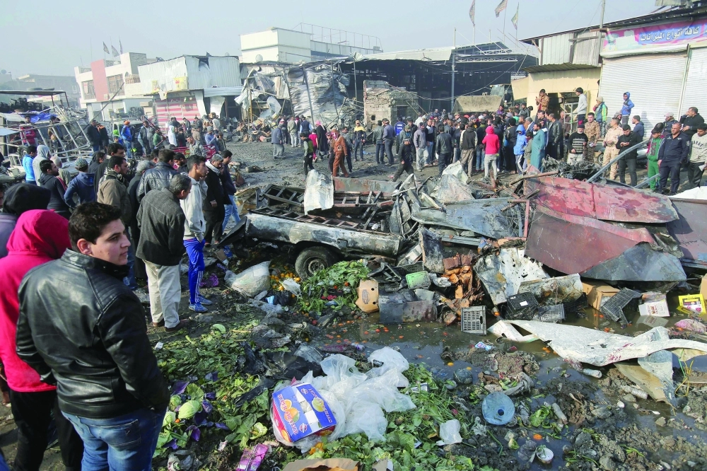 عراقيون في موقع التفجير بحي الصدر في بغداد                                         (أ ب) 