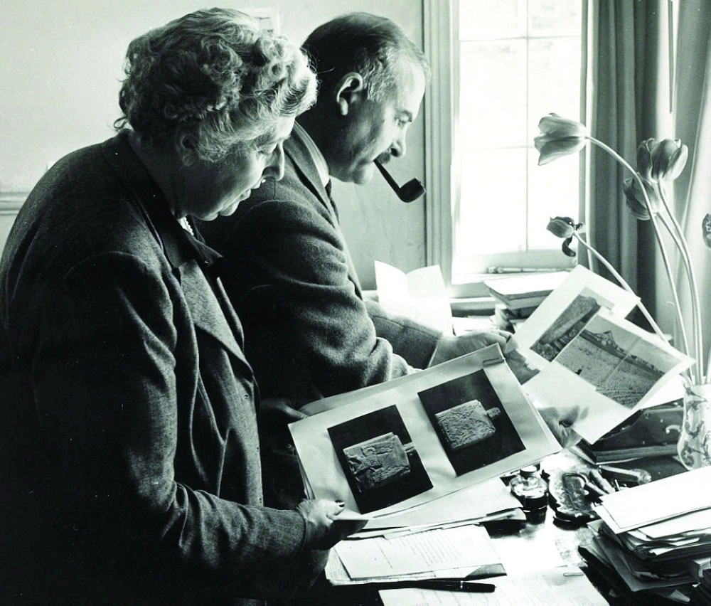   كريستي وزوجها يتأملان الصور التي التقطاها لتراث العراق                                         (مكة) 