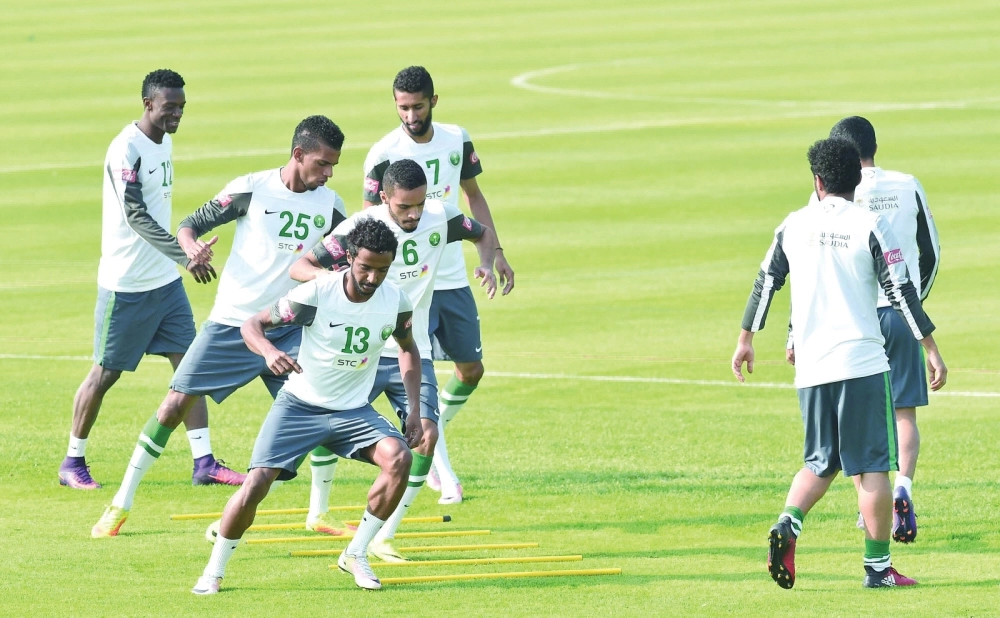 جانب من التدريبات اللياقية للمنتخب أمس