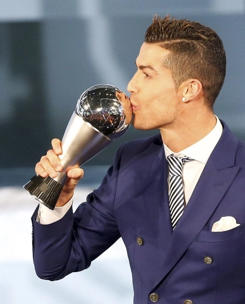 رونالد يحتفل بجائزة أفضل لاعب (رويترز)