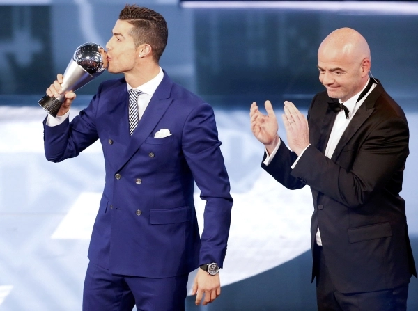 رونالدو يحتفل بجائزة وسط تصفيق رئيس الفيفا إنفانتينو (رويترز)