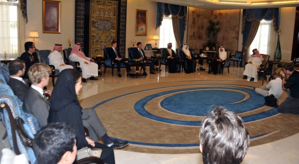 خالد الفيصل متحدثا لوفد جامعة هارفرد في مكتبه أخيرا (واس)