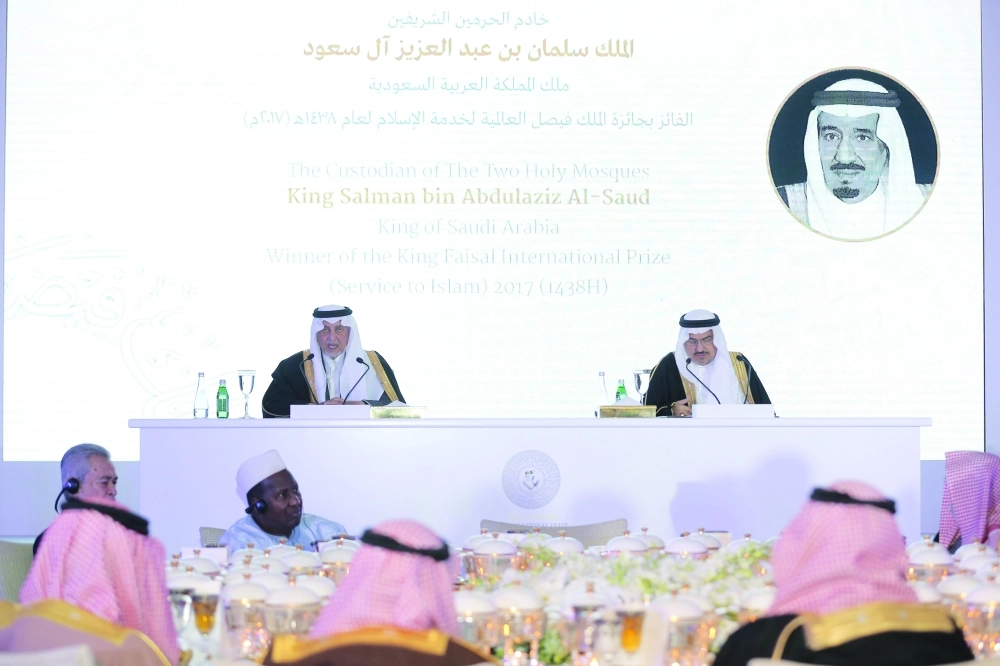 خالد الفيصل وعبدالعزيز السبيل خلال الإعلان عن الفائزين في الرياض اليوم (زياد الرزيزاء)
