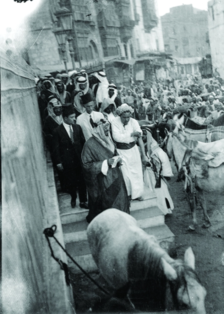 الملك عبدالعزيز أثناء خروجه من مقر الحكومة "الحميدية" في أوائل قدومه مكة المكرمة