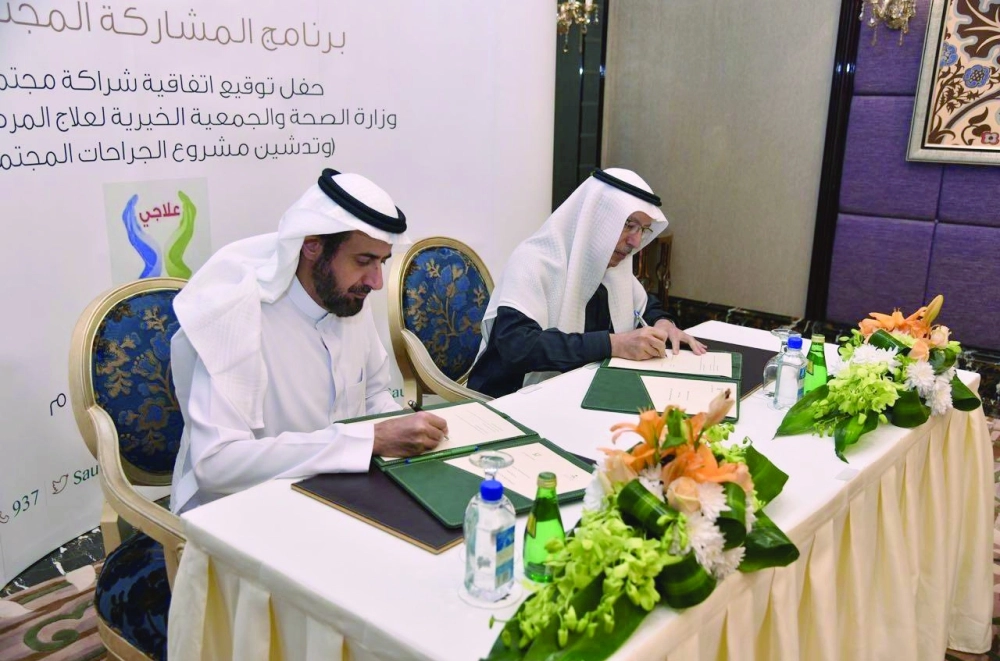 توفيق الربيعة خلال التوقيع                                                                    (واس)