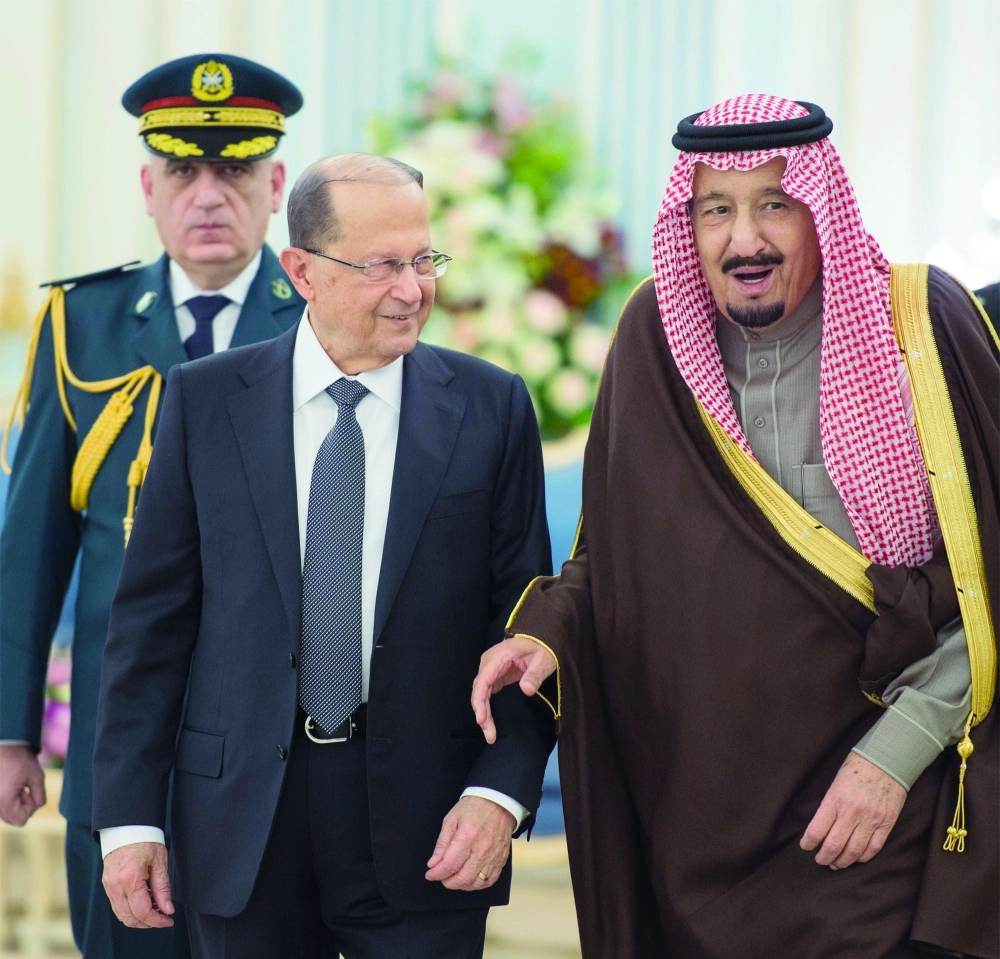     الملك سلمان خلال استقباله ميشال عون في الرياض أمس (واس)
