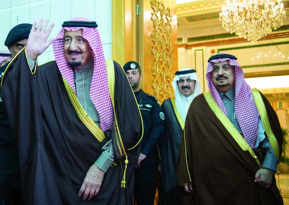 من مراسم استقبال خادم الحرمين الشريفين للرئيس اللبناني بحضور أمراء ووزراء ومسؤولين