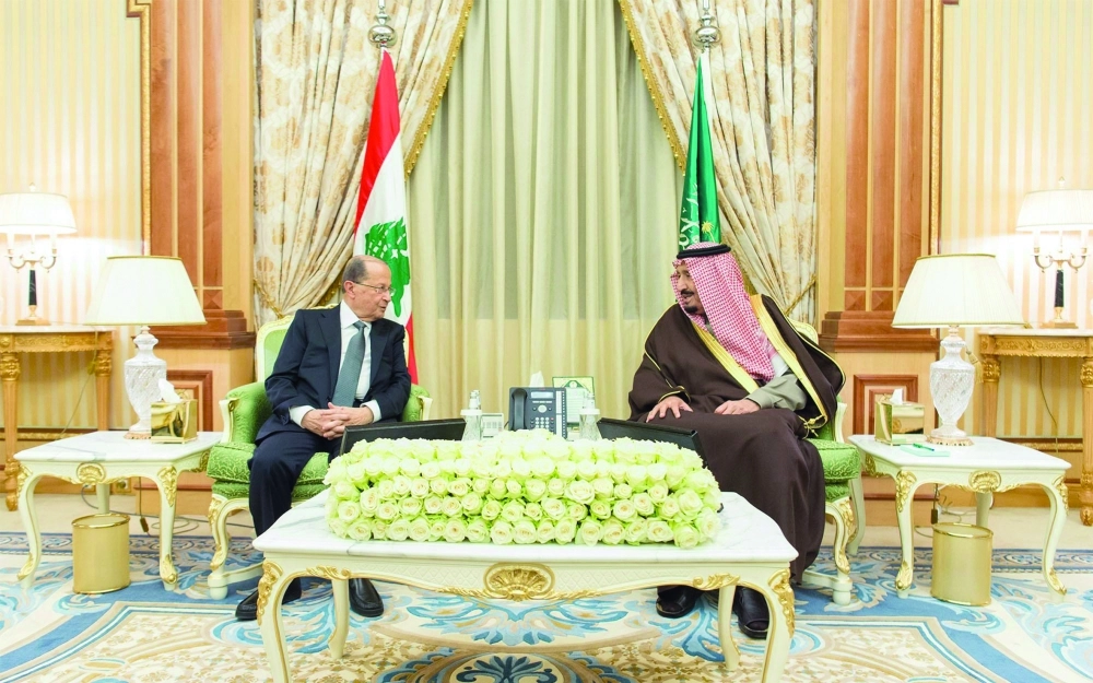 الملك سلمان خلال جلسة المباحثات مع العماد ميشال عون في الرياض أمس                                         (واس)