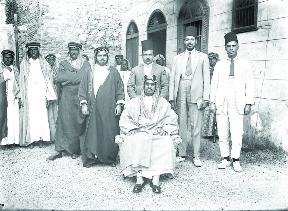 الملك عبدالعزيز بعد إجرائه عملية بالعين في 1344هـ - 1926م ويظهر إلى اليمين رئيس البعثة الطبية الدكتور سالم هنداوي