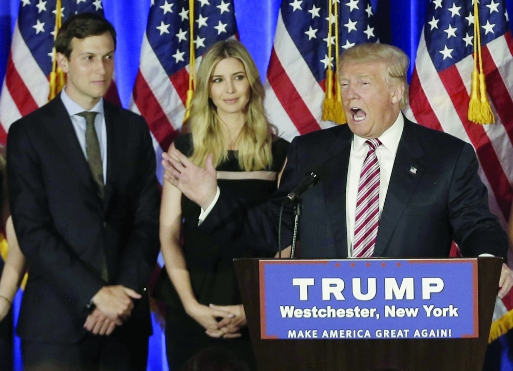 ترامب وبجواره ابنته إيفانكا وزوجها كوشنر في نيويورك                                                 (رويترز)