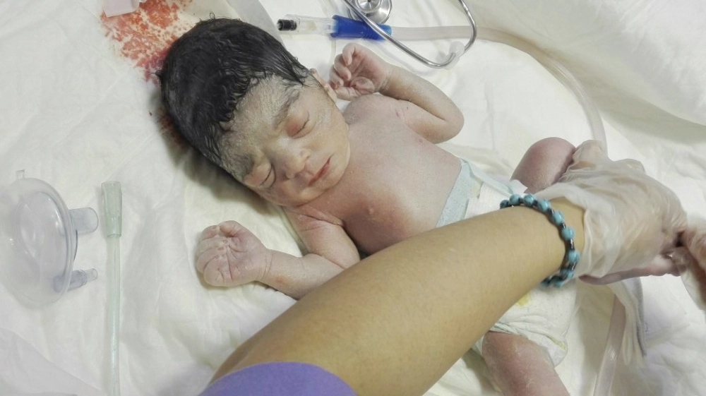 دارين لحظة ولادتها قبل 3 أشهر (مكة)