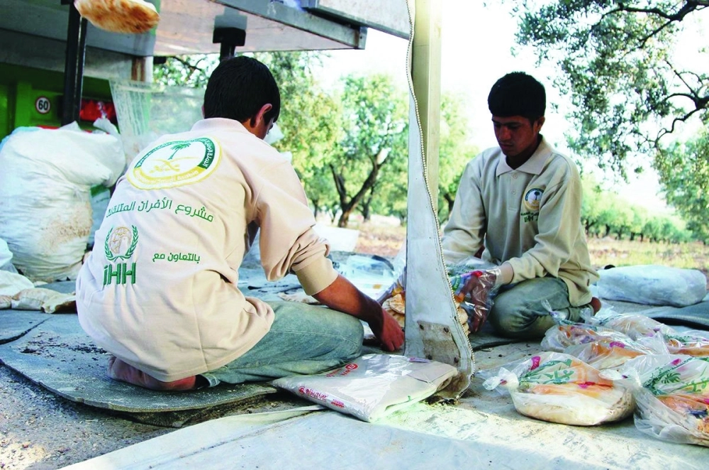 مساعدات سعودية تؤمن الخبز للنازحين في الشمال السوري                                (واس)