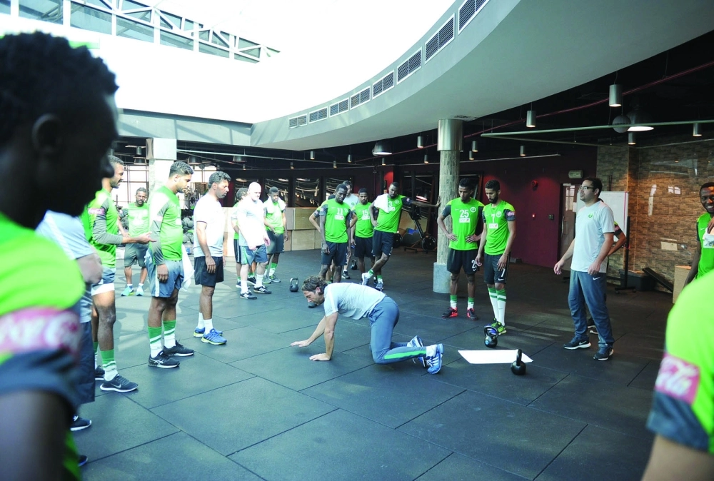 المعد البدني يجري تدريبات خاصة وسط متابعة اللاعبين