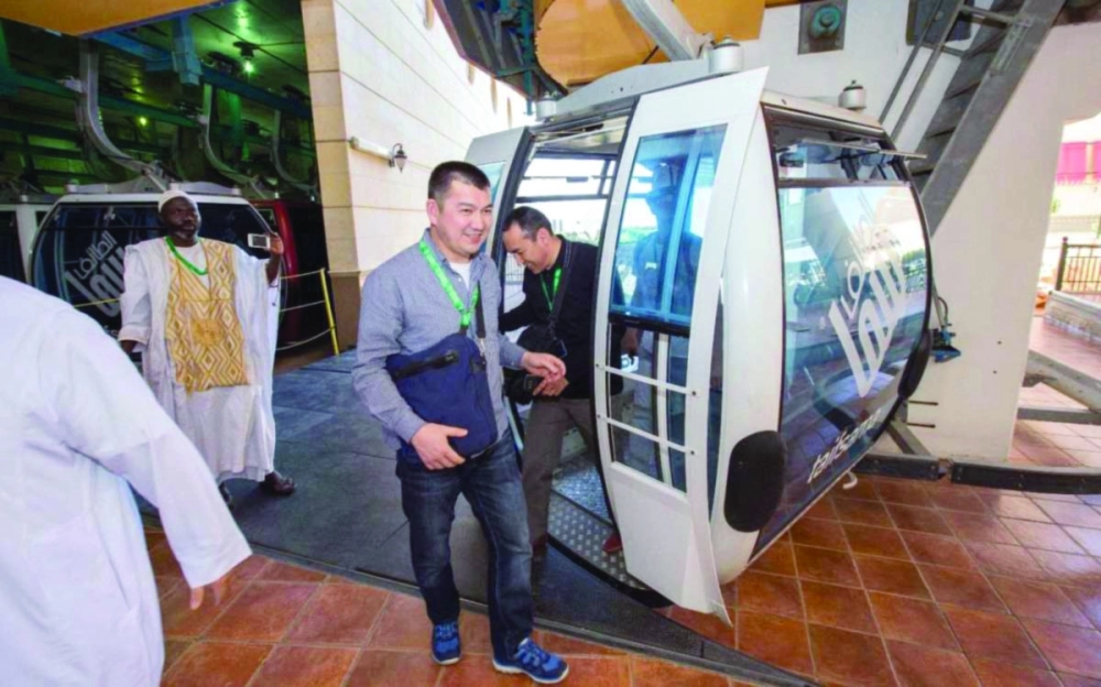 ضيوف خادم الحرمين خلال جولتهم في قرية الكر السياحية               (واس)