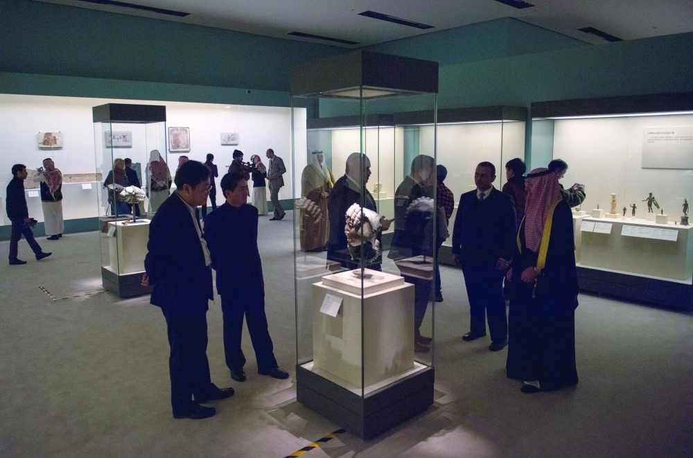 صينيون يطالعون مقتنيات معرض روائع المملكة